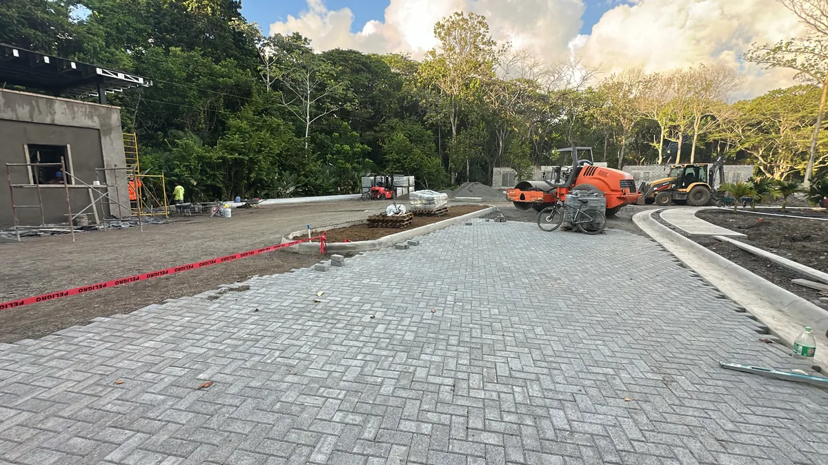 Camino de entrada y adoquinado · 28